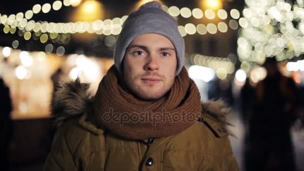 Hombre feliz en sombrero y chaqueta de invierno en Navidad — Vídeos de Stock