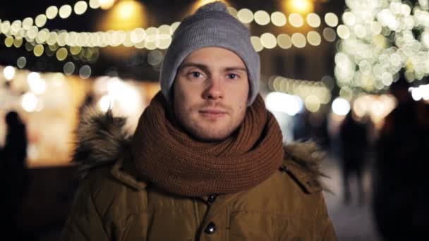Mutlu bir Noel şapka ve kış ceketli adam — Stok video