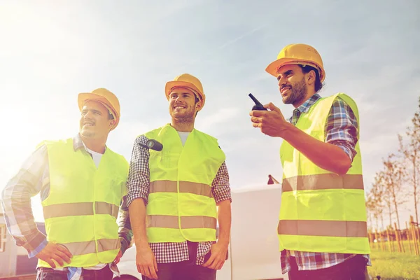 Glückliche männliche Bauarbeiter in Westen mit Walkie-Talkie — Stockfoto