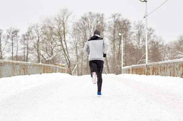 겨울 교각 도로를 따라 달리고 있는 사람 — 스톡 사진