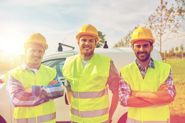 Glückliche männliche Bauarbeiter in gut sichtbaren Westen im Freien — Stockfoto