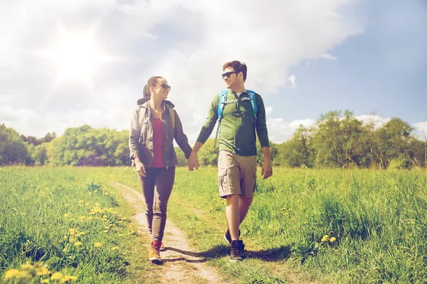 Casal feliz com mochilas caminhadas ao ar livre — Fotografia de Stock