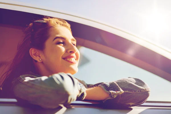 Felice ragazza adolescente o giovane donna in auto — Foto Stock