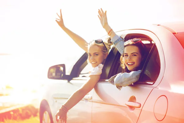 समुद्र तट पर कार में खुश किशोर लड़कियों या महिलाओं — स्टॉक फ़ोटो, इमेज