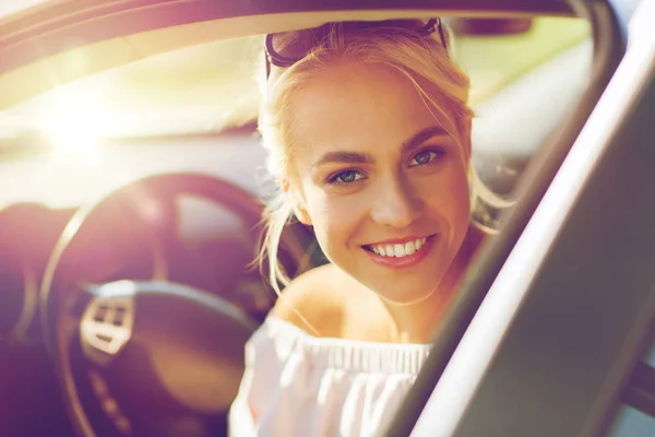 Glückliches Teenager-Mädchen oder junge Frau im Auto — Stockfoto