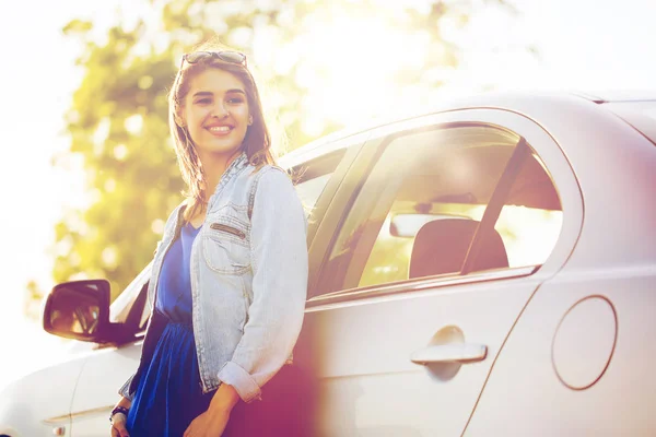 Glückliches Teenager-Mädchen oder junge Frau im Auto — Stockfoto