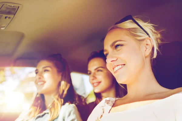 Niñas adolescentes felices o mujeres jóvenes conduciendo en coche —  Fotos de Stock