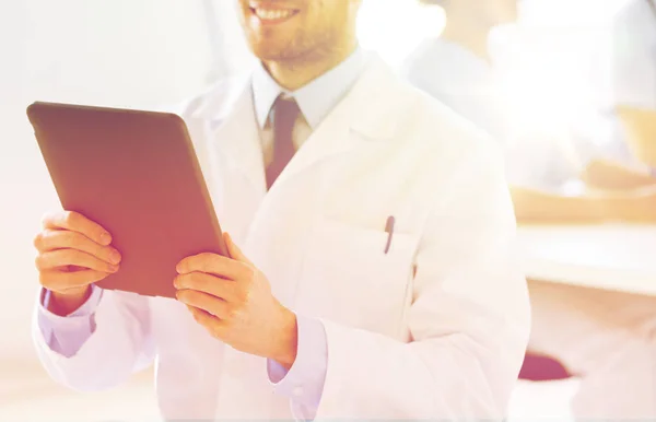 Primer plano del médico feliz con la tableta PC en la clínica — Foto de Stock