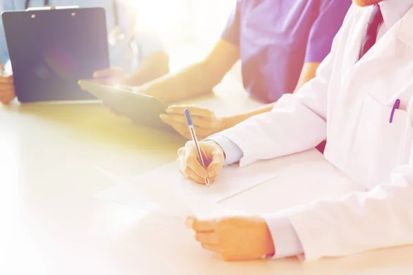 Nahaufnahme glücklicher Ärzte im Seminar oder Krankenhaus — Stockfoto