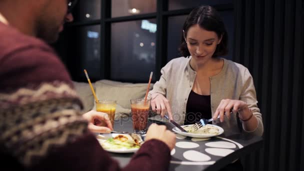 Pareja feliz disfrutando de la cena en el restaurante vegano — Vídeo de stock