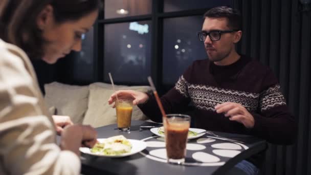 Ευτυχισμένο ζευγάρι που έχοντας το γεύμα στο εστιατόριο για χορτοφάγους — Αρχείο Βίντεο