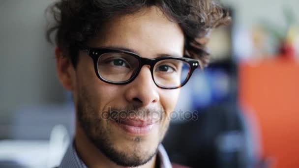 Joven sonriente con gafas — Vídeos de Stock