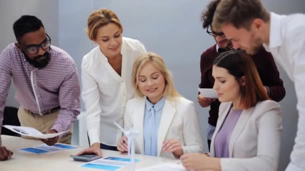 Equipo empresarial discutiendo proyecto de energía verde — Vídeo de stock