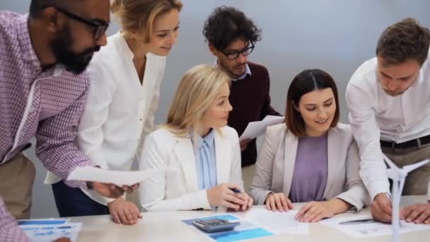 Equipo empresarial discutiendo proyecto de energía verde — Vídeos de Stock