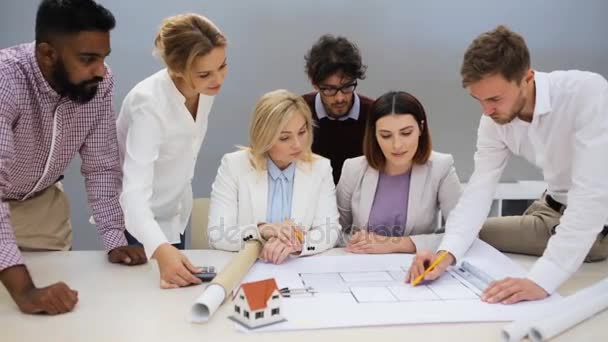 Geschäftsteam mit Hausprojekt im Büro — Stockvideo