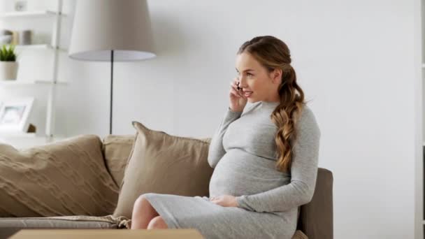 Gelukkig zwanger vrouw bellen op smartphone thuis — Stockvideo