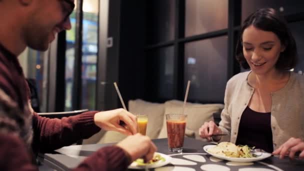 Счастливая пара ужинает в веганском ресторане — стоковое видео