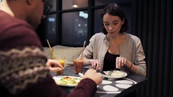 Lyckligt par njuter av middag på vegan restaurang — Stockvideo