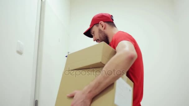 Uomo felice consegna pacchi a casa del cliente — Video Stock