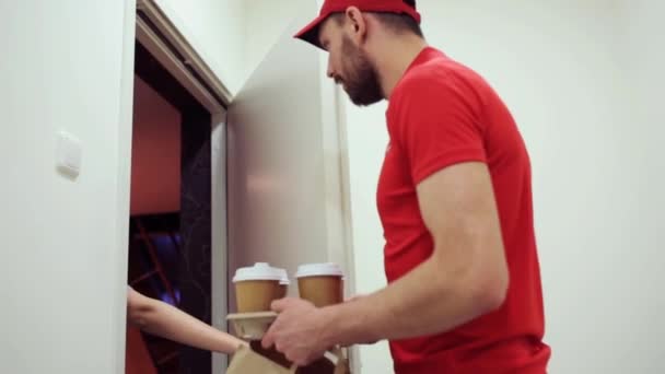 Homem entregando café e comida para casa do cliente — Vídeo de Stock