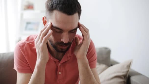 Мужчина, страдающий от головной боли дома — стоковое видео