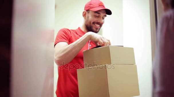 Happy man delivering parcel boxes to customer home — Stock Video