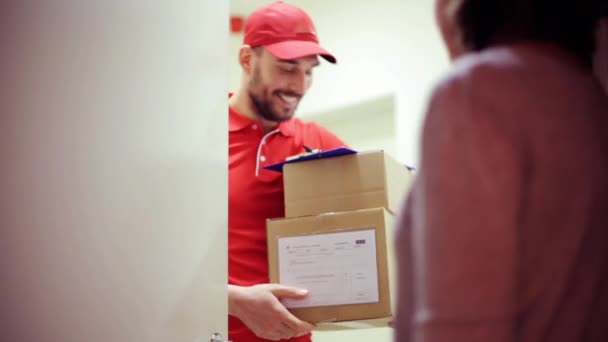 Homem entregando caixas de encomendas para o cliente errado — Vídeo de Stock