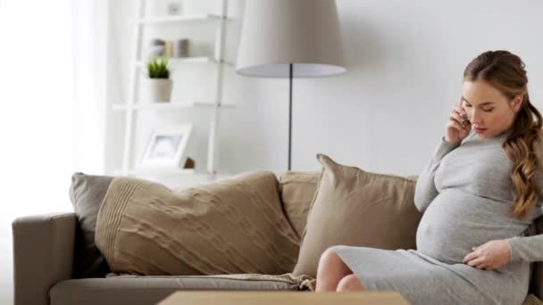 Mujer embarazada feliz llamando en el teléfono inteligente en casa — Vídeo de stock