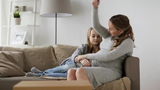 Heureux enceinte femme et fille câlins à la maison — Video