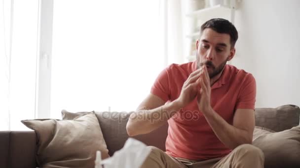 Homem doente soprando nariz para guardanapo de papel em casa — Vídeo de Stock