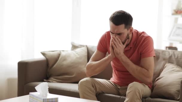 Homem doente soprando nariz para papel limpar em casa — Vídeo de Stock