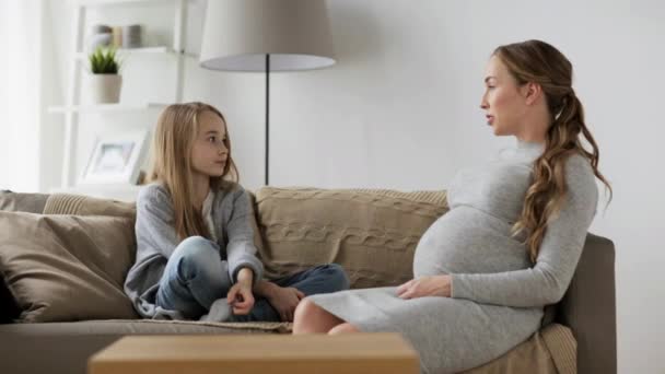 Glad gravid kvinna och flicka kramar hemma — Stockvideo