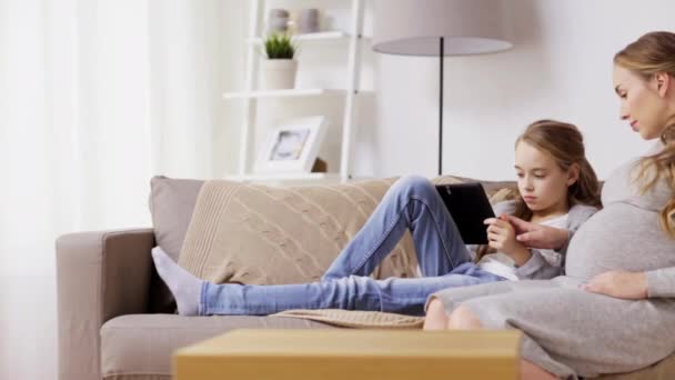 妊娠中の女性と自宅でタブレット pc を持つ少女 — ストック動画