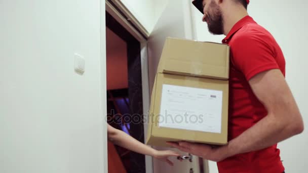 Щасливий чоловік доставляє посилки додому клієнту — стокове відео