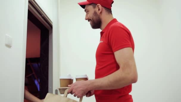 Homem entregando café e comida para casa do cliente — Vídeo de Stock