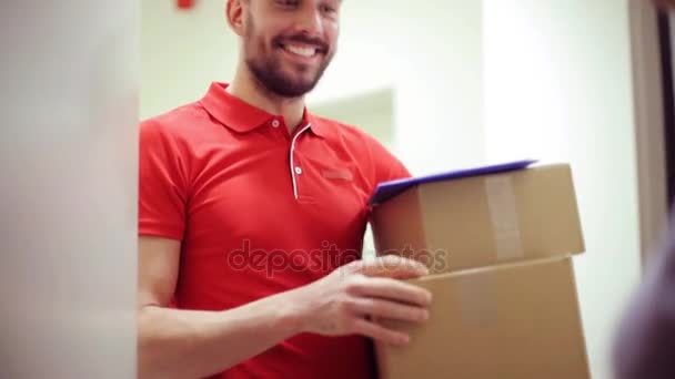 Hombre feliz entrega de cajas de paquetes a casa del cliente — Vídeo de stock