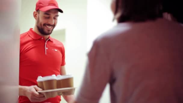 Hombre entrega de café y comida a casa del cliente — Vídeos de Stock