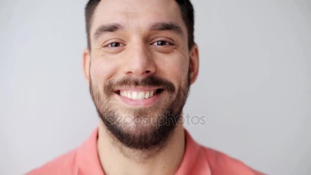 Heureux homme souriant avec barbe — Video