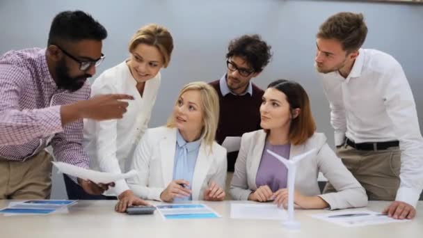 Equipe de negócios discutindo projeto de energia verde — Vídeo de Stock