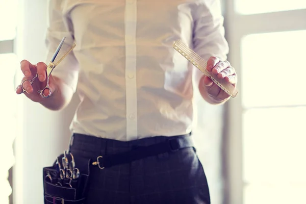 Close up of male stylist with scissors at salon — Stock Photo, Image