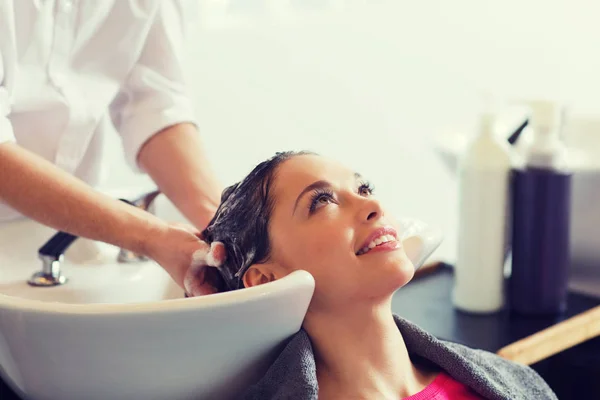 Glückliche junge Frau im Friseursalon — Stockfoto