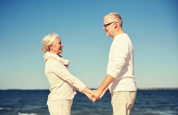 Gelukkige senior paar hand in hand zomer strand — Stockfoto