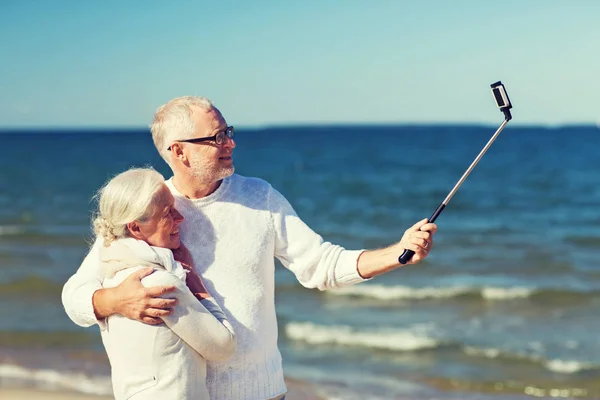 Lyckliga äldre par kramas på sommaren beach — Stockfoto