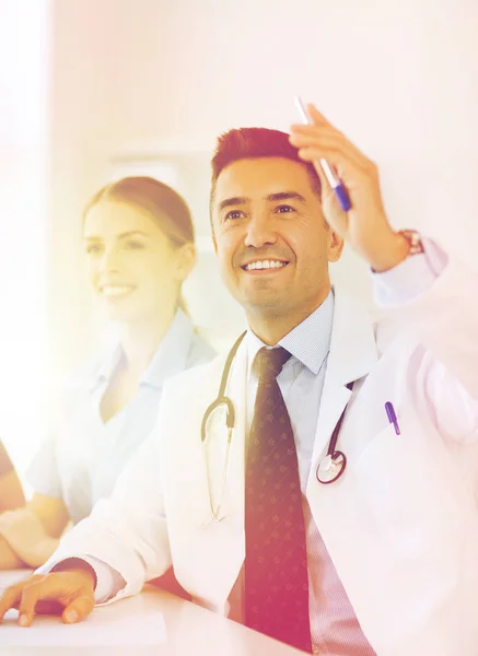 Gruppe glücklicher Ärzte auf Konferenz im Krankenhaus — Stockfoto