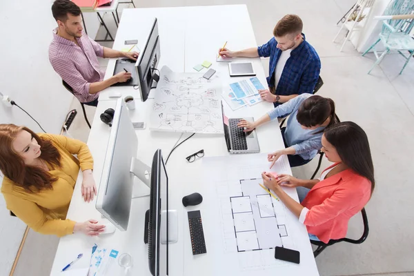 Creatieve team met computers, blauwdruk op kantoor — Stockfoto