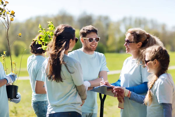Grupa wolontariuszy sadzących drzewa w parku — Zdjęcie stockowe