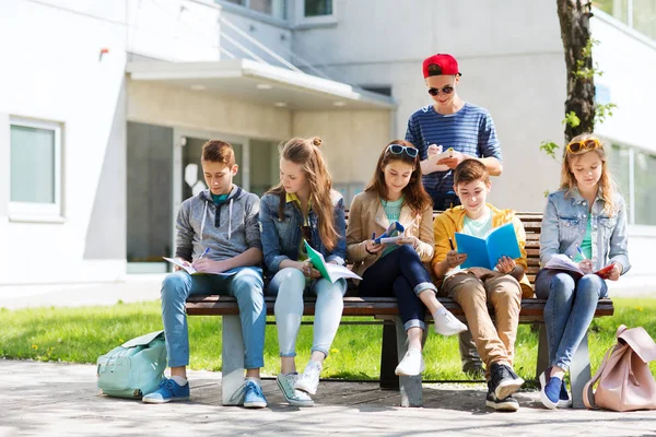 Skupina studentů s notebookem na školním dvoře — Stock fotografie
