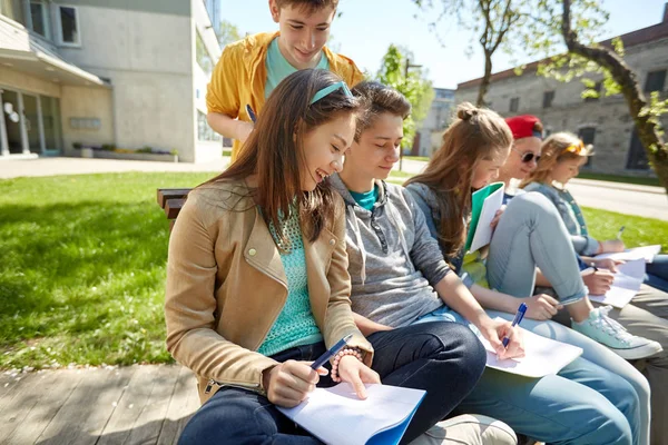 Skupina studentů s notebookem na školním dvoře — Stock fotografie