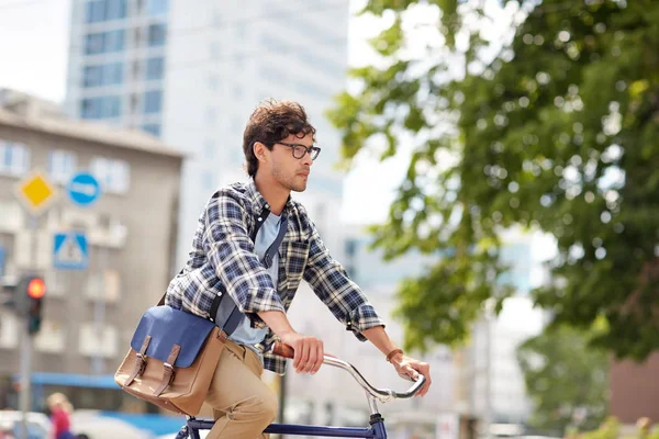 Молодой хипстер с сумкой на велосипеде с фиксированной передачей — стоковое фото