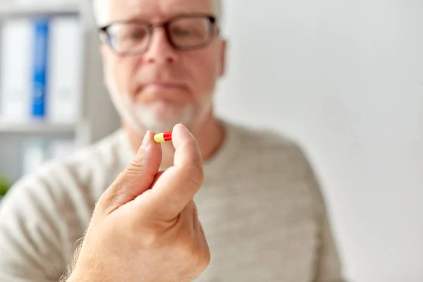 Detailní záběr staré muž ruku s pilulky — Stock fotografie